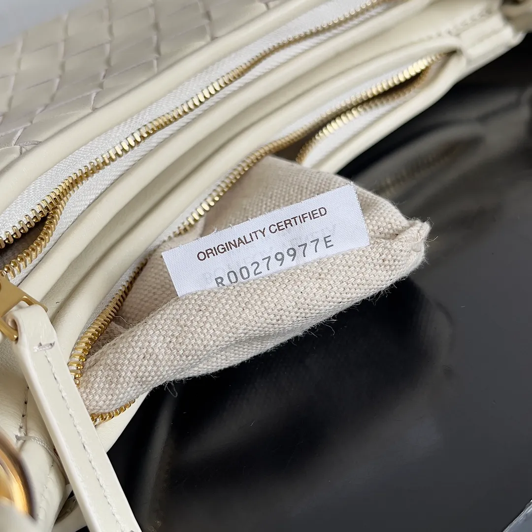 Batch 1720 BOTTEGA VENETA’s new GEMELLI MESSENGER bag Today I want to give you a super invincible and practical crossbody bag, Gemelli·Messenger This bag not only looks simple and elegant, but also has perfect practicality! The light design and lightweight body make it easy to carry whether you are shopping or traveling, making you more mobile! In fact, the shoulder strap is detachable, and you can DIY it by yourself to replace it with a chain or short armpit shoulder strap. Moreover, this shoulder strap will be wider, making it more comfortable to carry on your body! up! up! Style number: 796638 Size: 26*15*8cm